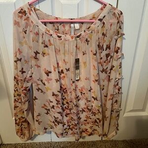 Pretty top w/butterfly print